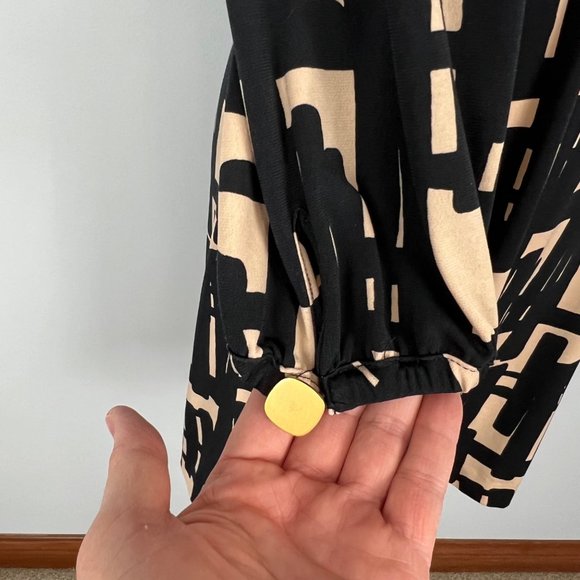 Tahari Womens Long Sleeve Belted Dress Tan Black Abstract Geo Print size 2 - Picture 9 of 12